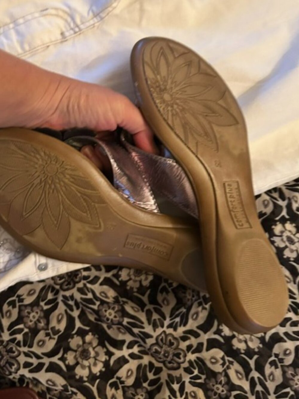 size 81/2 8.5 womens silver floral shoes sandals 8 1/2 eight - Picture 3 of 5